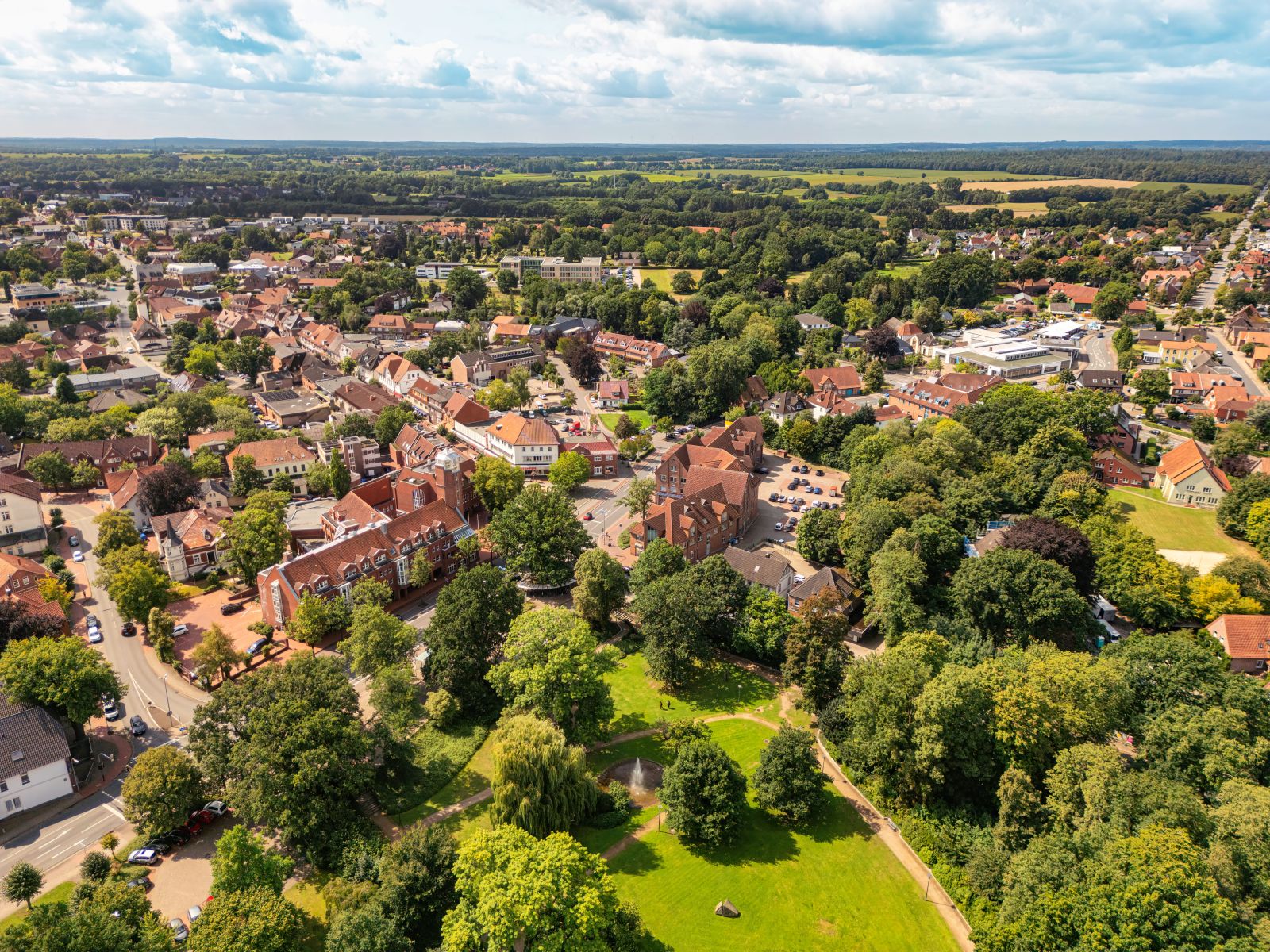 Luftaufnahme von Zeven mit Innenstadt, Grünanlagen und ländlichem Umfeld
